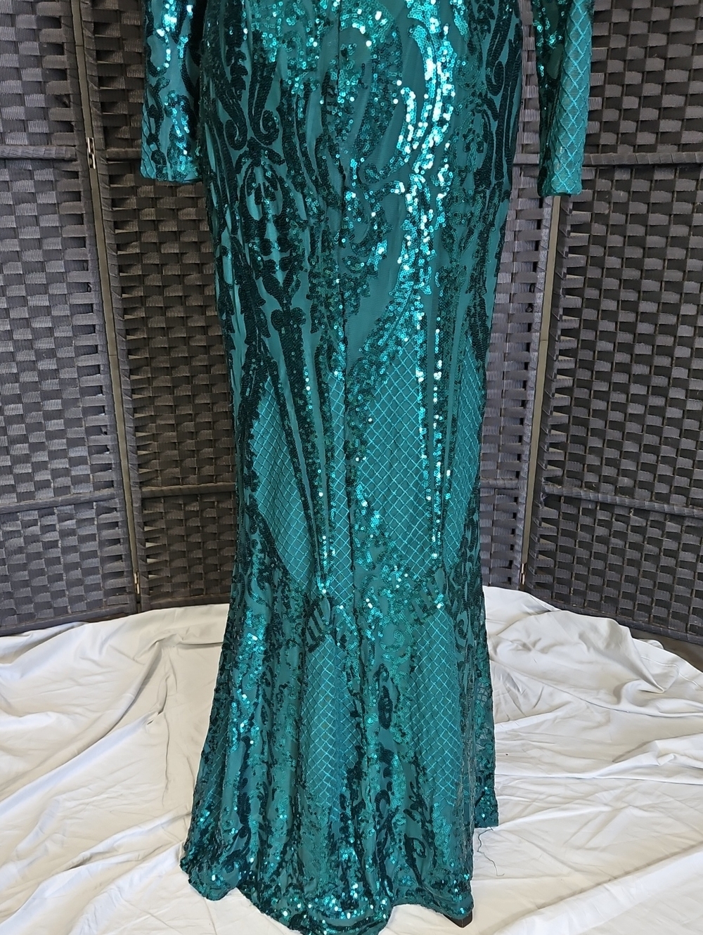 Size 10 emerald green off-shoulder long sleeve fitted sequin evening/prom gown - Picture 13 of 14